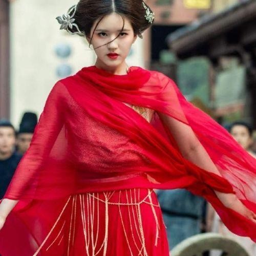 同样是“红衣造型”，杨幂娇俏像少女，赵丽颖霸气十足