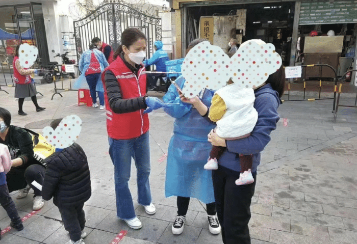 袁咏仪春节返港与儿子团聚，从背后抱魔童超有爱，母子同框像姐弟