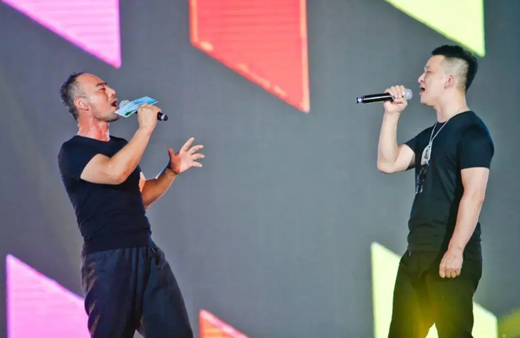 “旭日阳刚”分开11年后，刘刚搭档高进年入百万，王旭重回农村