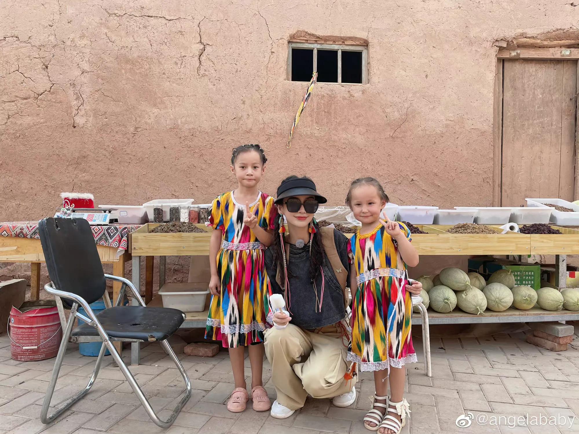 综艺《奔跑吧》直播截图中的baby小姐姐和新疆路透哦