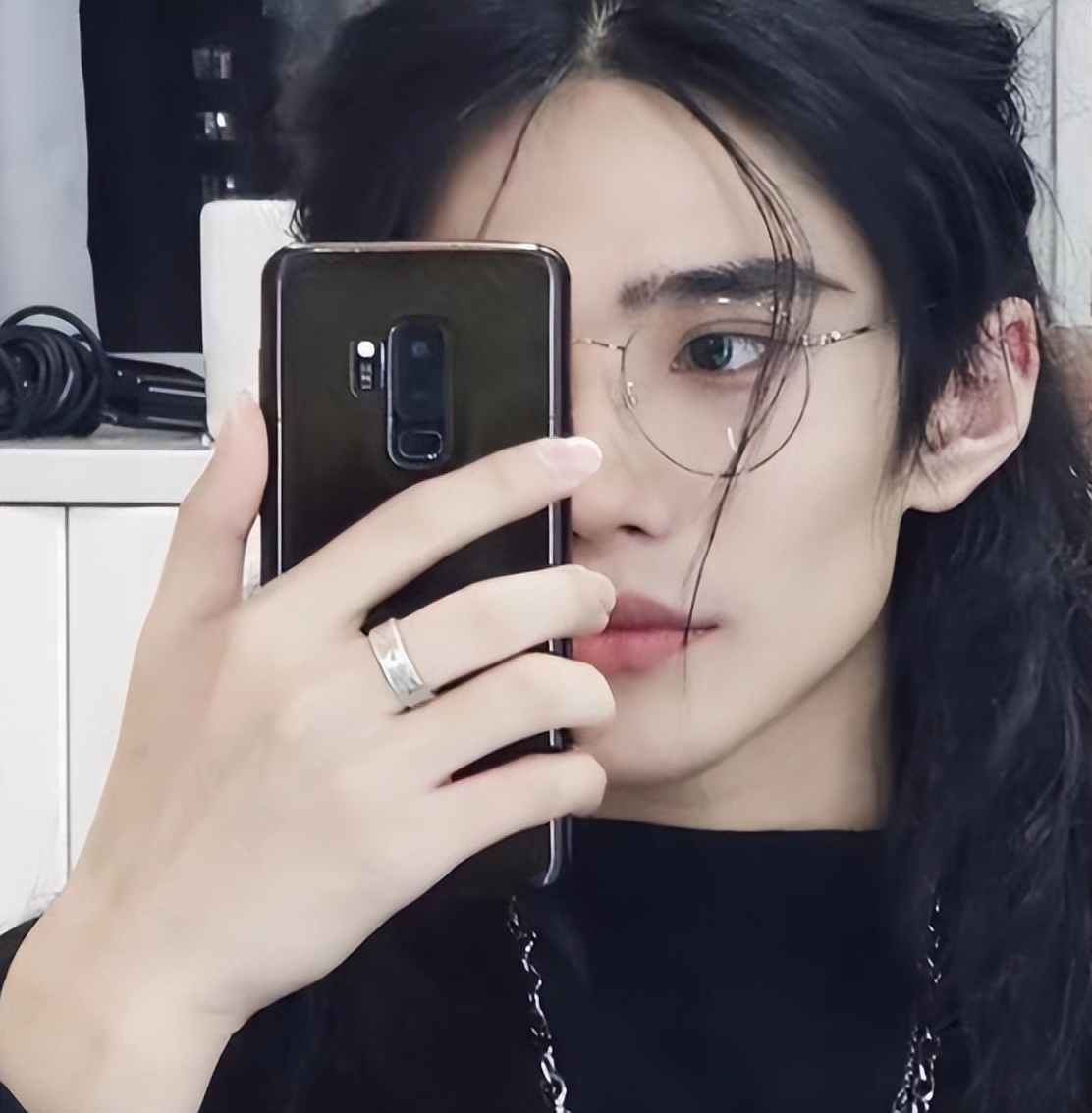 高校“长发飘飘”男生火了，五官端正眉目俊朗，网友：是男是女？