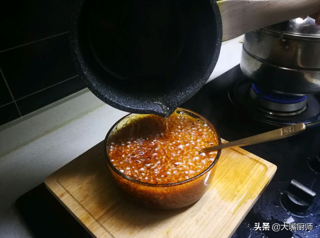 做油泼辣子，别再直接泼热油，教你正确做法，又红又亮，又香又辣