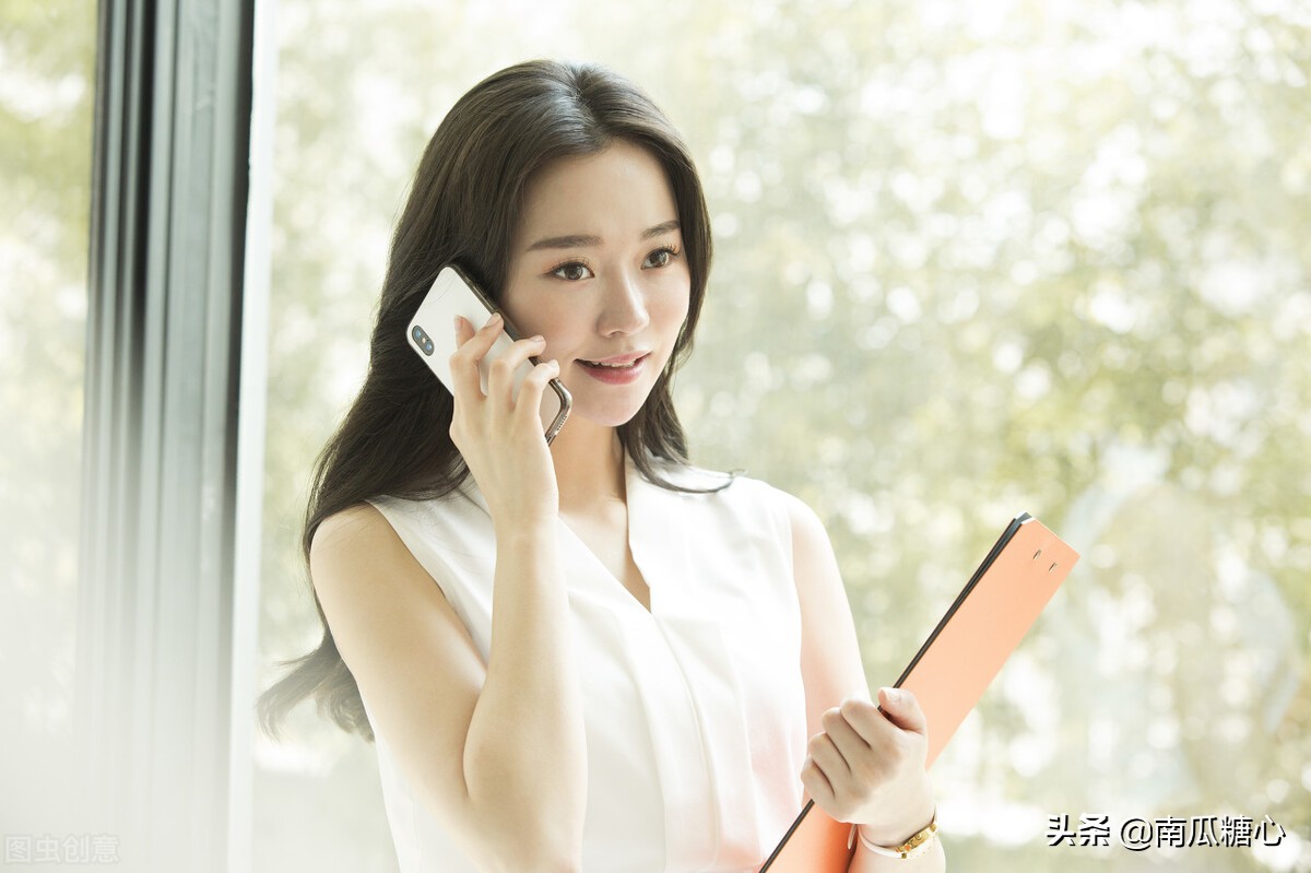 女性具有吸引他人的魅力优雅气质美女的简单特征