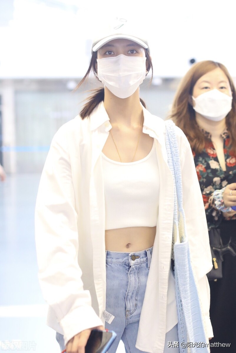 宋妍霏白色外套牛仔裤现身机场，秀马甲线身材好