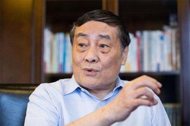 每年赚上亿利息，却穿廉价衣服舍不得坐飞机，首富请他吃饭都不去