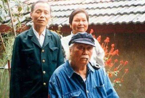 2007年成龙和亲哥安徽相认，对方一贫如洗，他有没有帮帮哥哥们