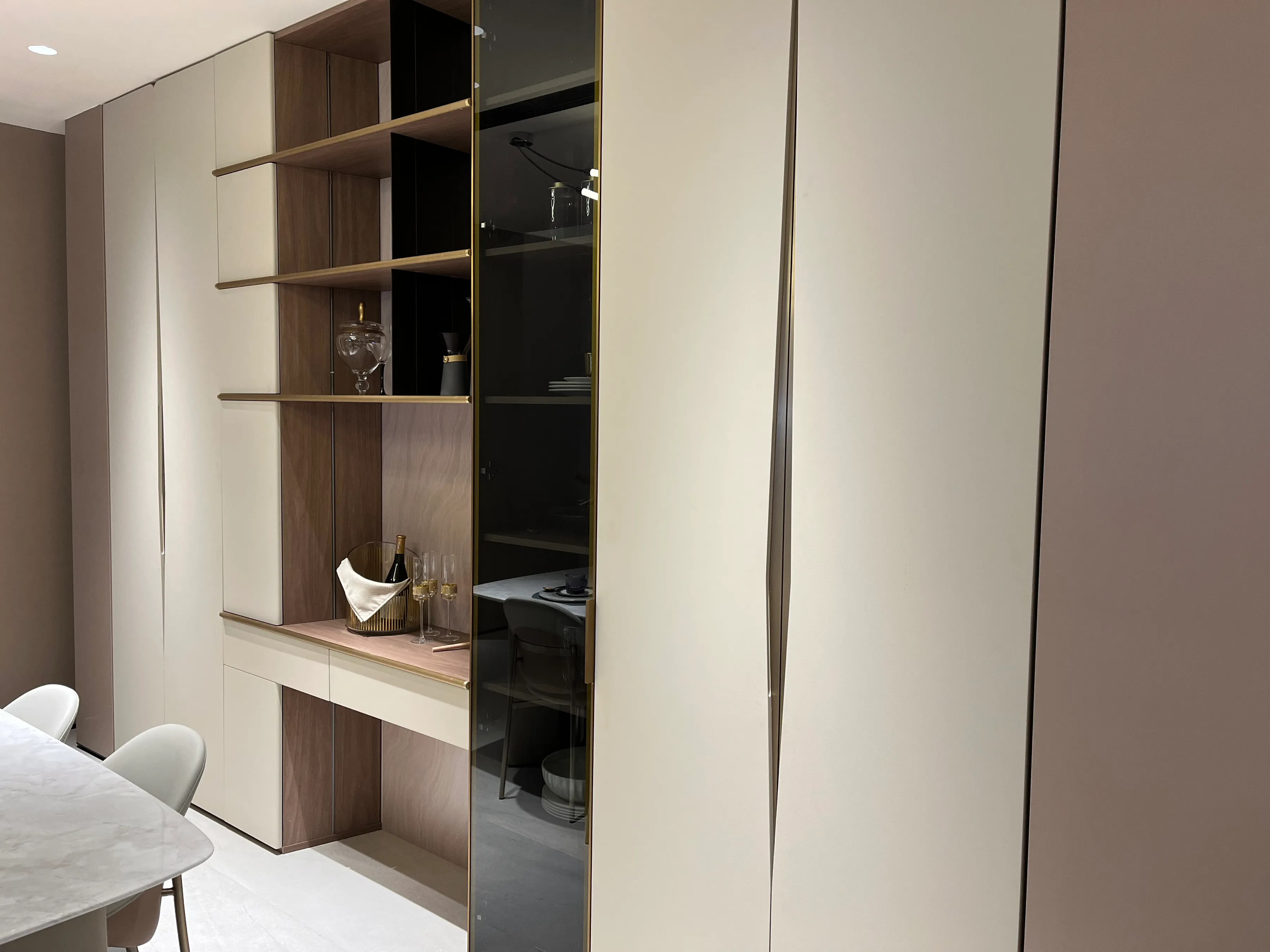 消费场景碎片化的趋势下，企业必须做数字化转型，而且迭代速度还是指数型的