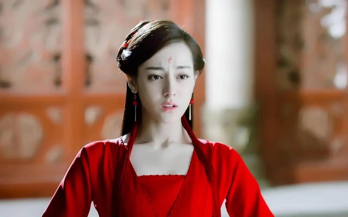 同样是“红衣造型”，杨幂娇俏像少女，赵丽颖霸气十足