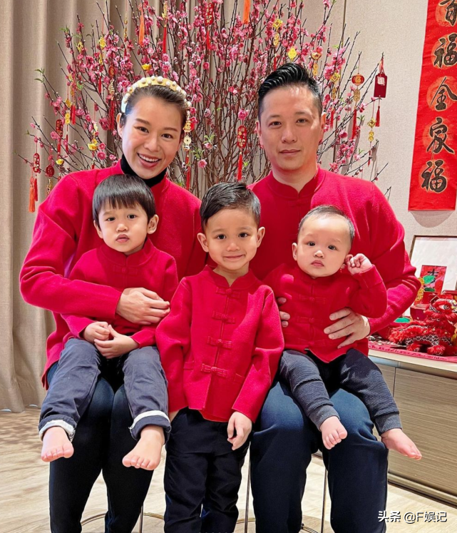 挽着老公手臂甜蜜合影！胡杏儿夫妇到首次约会的餐厅吃饭过情人节