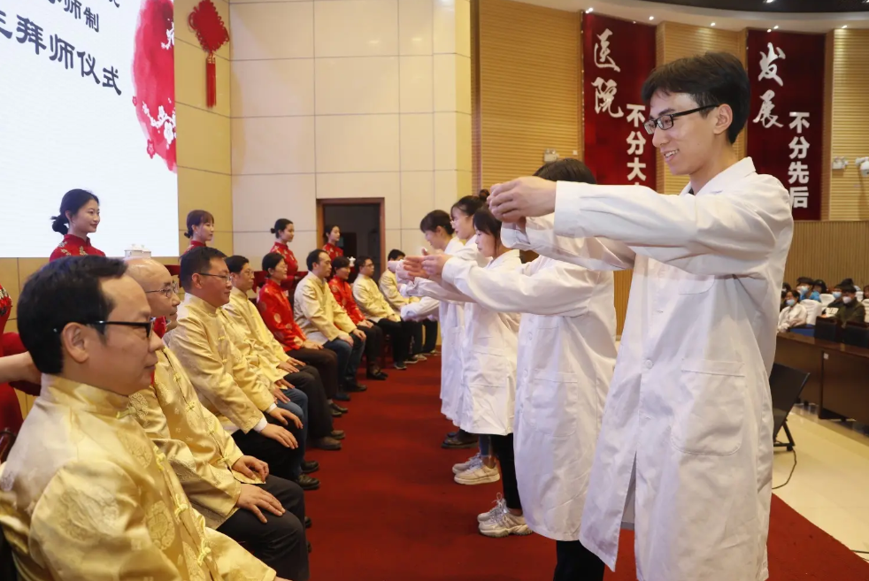 国内中医药大学排名出炉，广中医排名引争议，天中实至名归