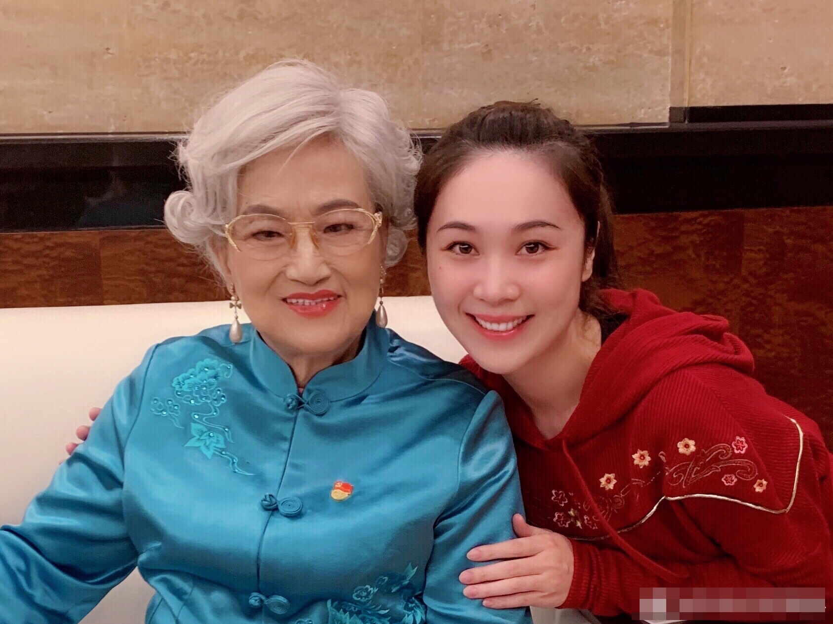 94岁“林妹妹”优雅老去，一头银发配一身唐装，气质依然优雅高贵