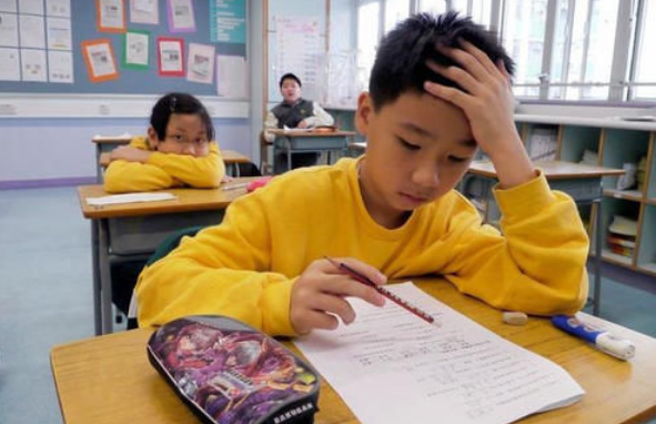 小学生考试钢笔漏水弄污试卷，望老师“手下留情”，老师却很为难