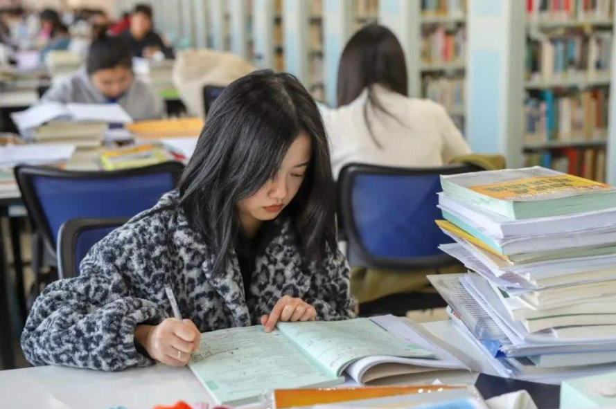 普通学校的研究生值得读吗（普通二本生拼命）