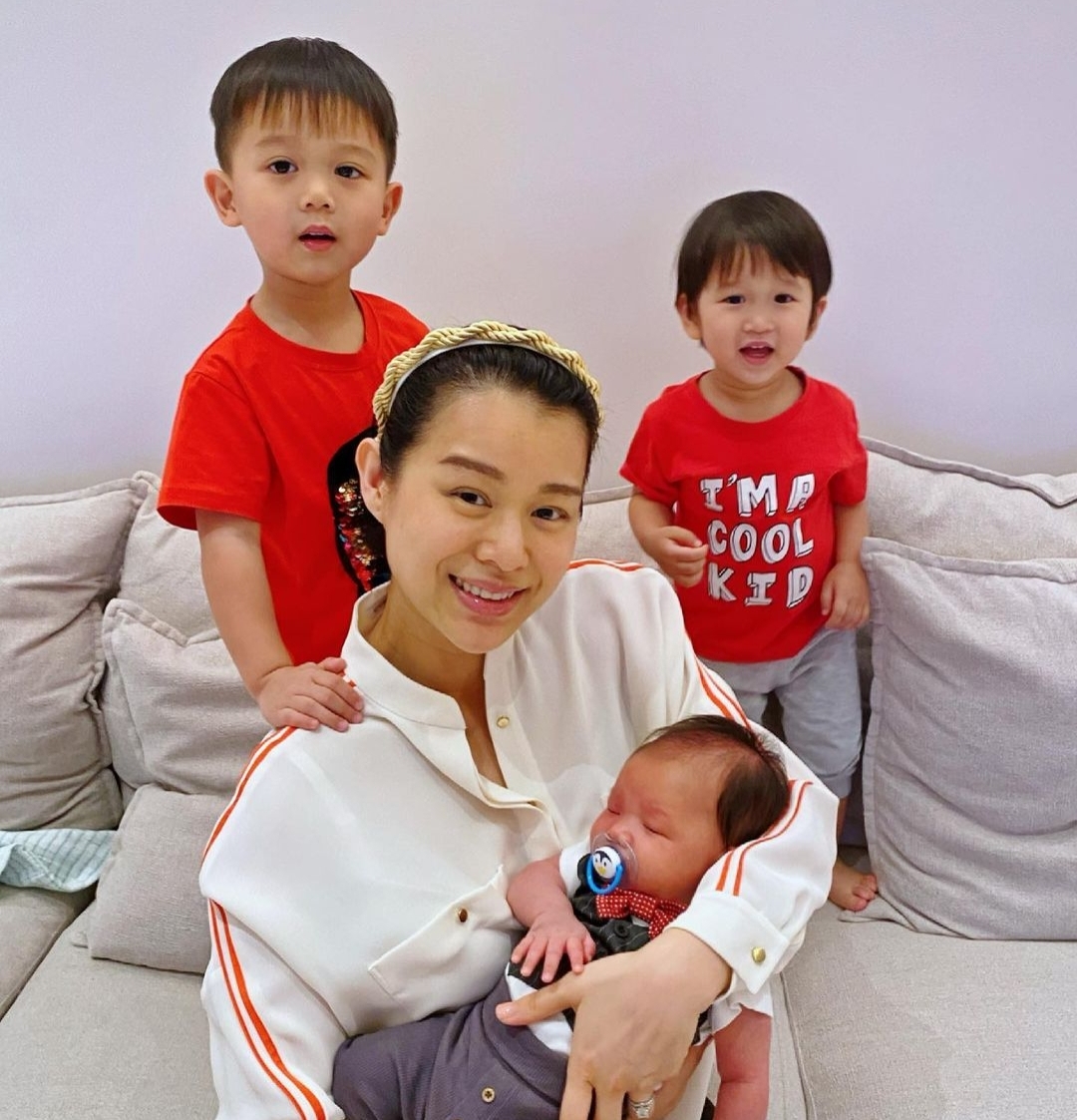 胡杏儿备战《浪姐3》，丈夫独自带娃，三兄弟都有起床气萌态十足