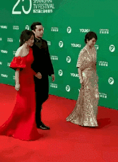 男星走红毯有风险！帮女星提裙显情商，吴京直男、沈腾杜江太尴尬