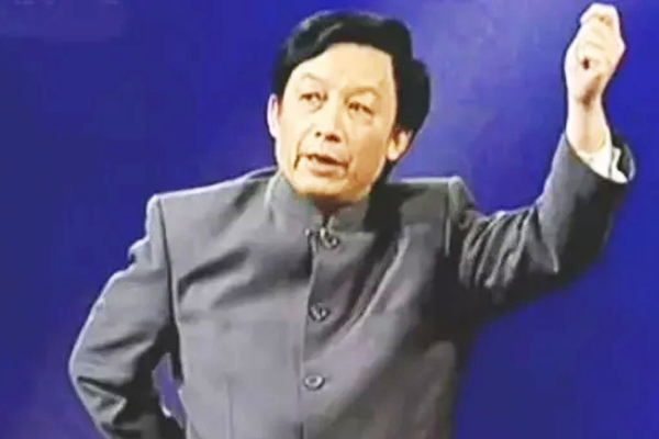 女学生高呼“易老师我想嫁给你”，易中天巧妙回答，赢得全场掌声