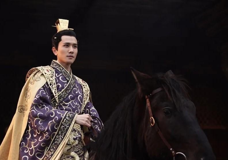 身高超过185的12位男星，个个“鹤立鸡群”，不用偷偷塞内增高