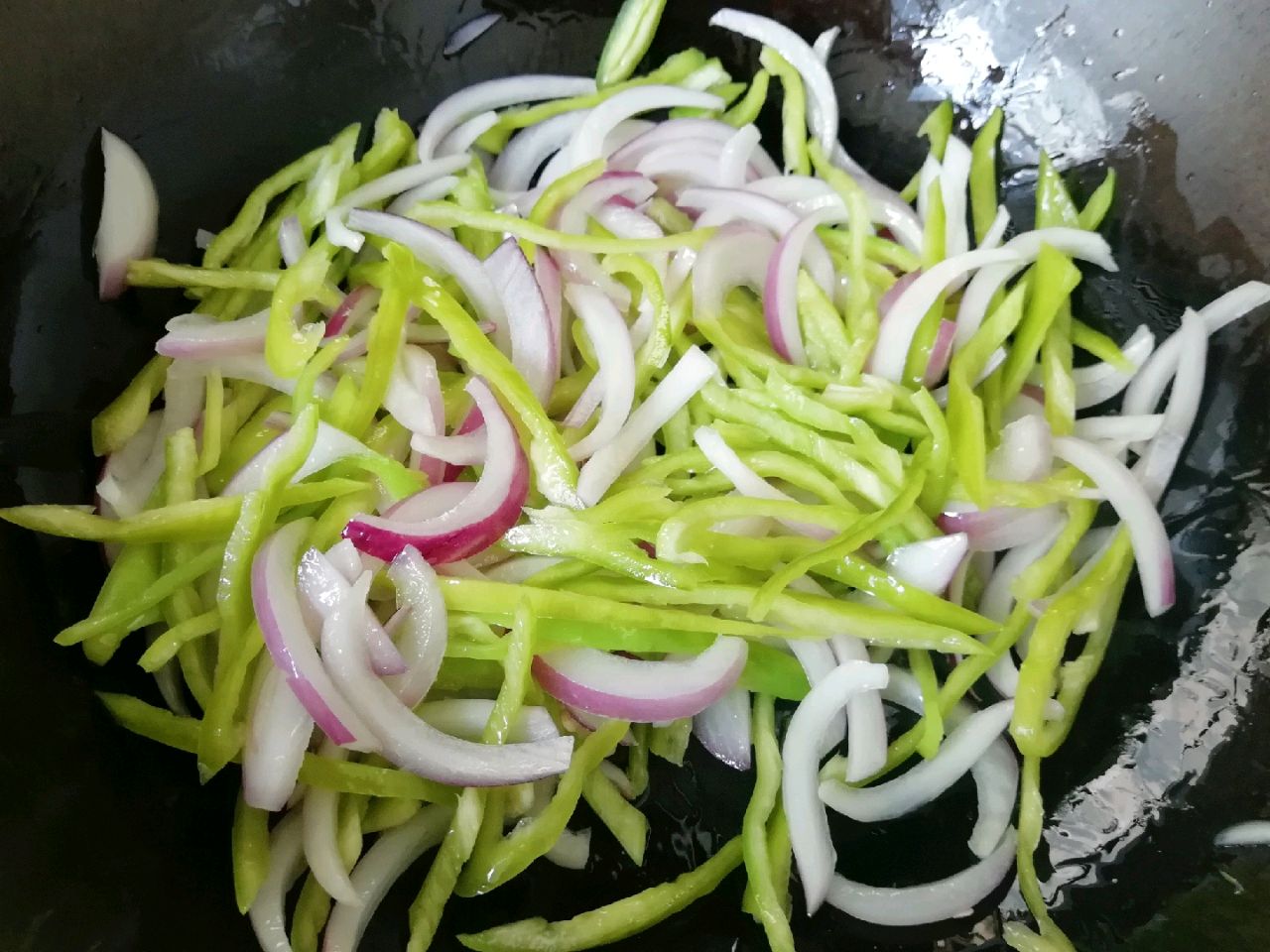 孜然肉片怎么做（教你做焦香脆口的孜然炒肉）