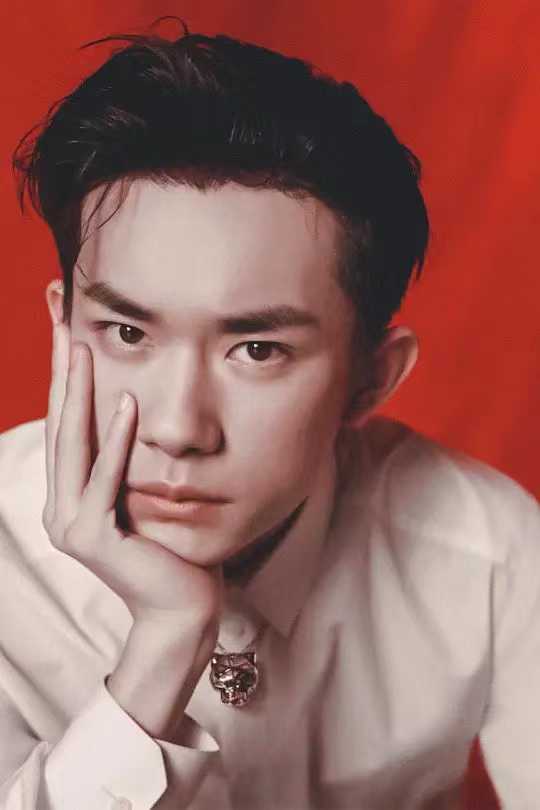 9年、4张牌“登顶”娱乐圈，易烊千玺“顶流之路”揭秘