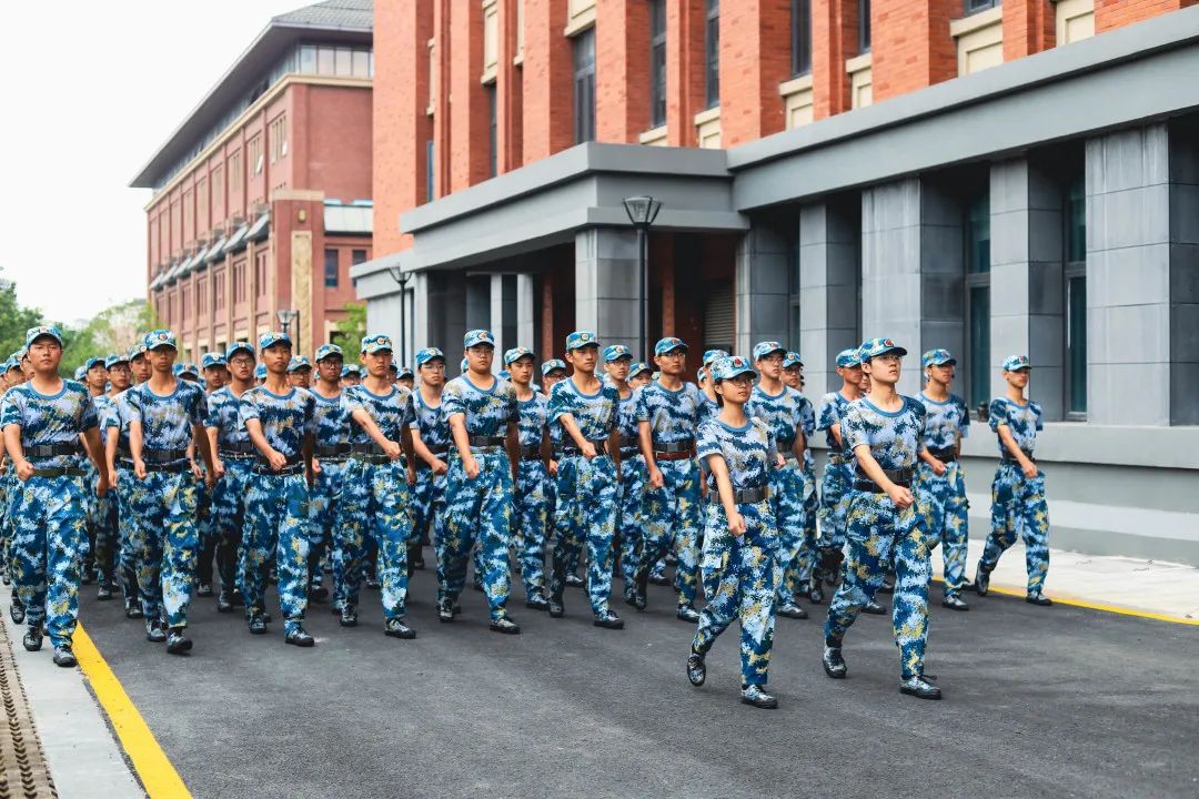 在编→入伍！最硬核的身先示范！