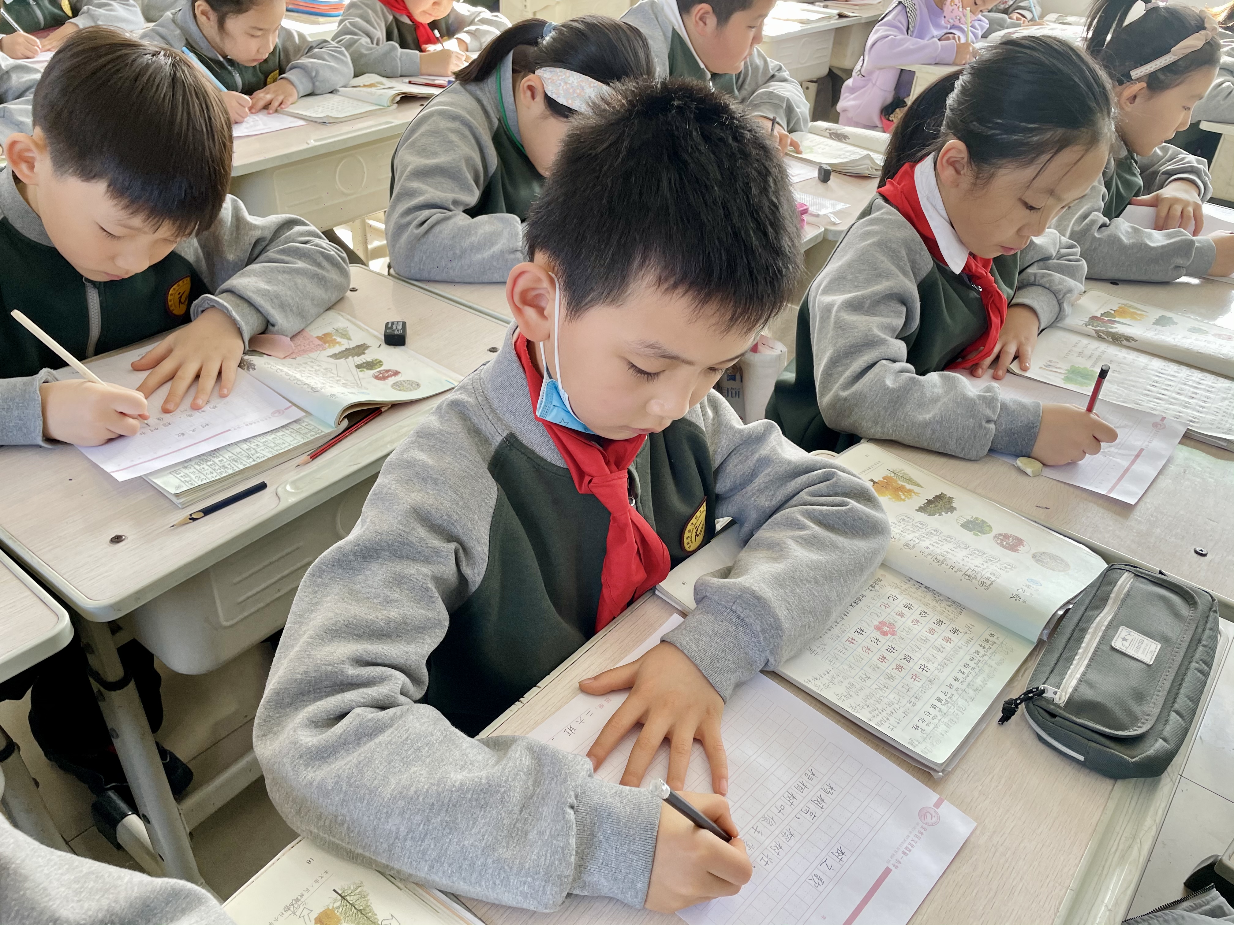 “书汉字之美,品文化之韵”——文一二年级开展汉字书写比赛