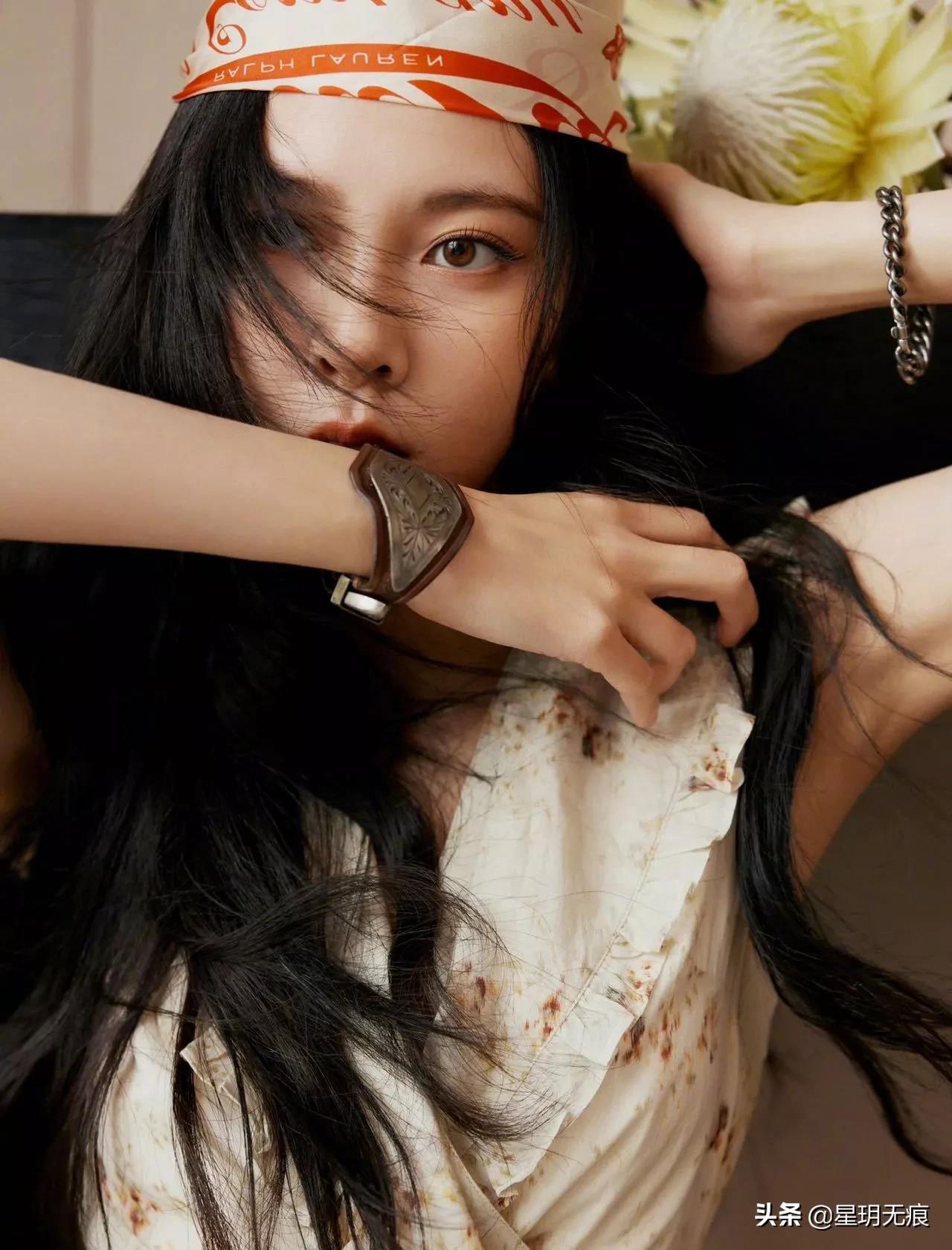 张一山前女友一身碎花长裙尽显复古风味，爵士的酷范儿表现力满分