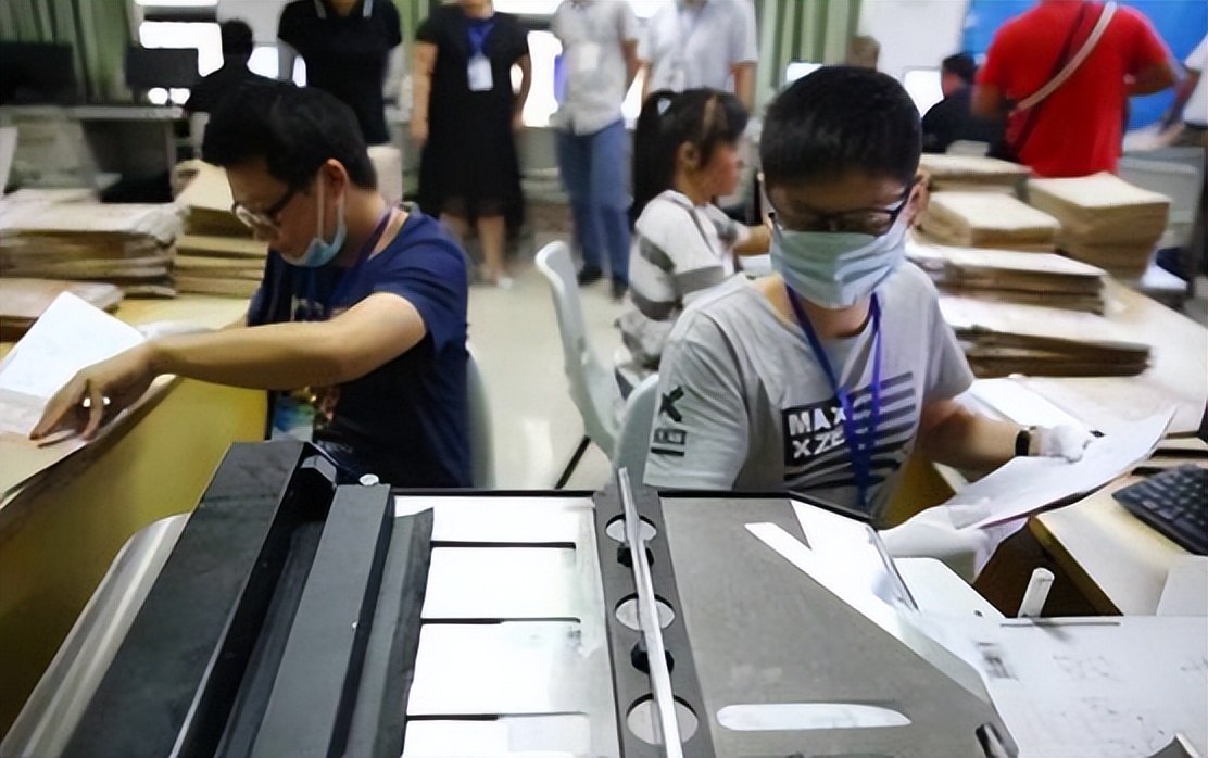 高三考生试卷在家长群火了，考试写“印刷体”，阅卷老师赞叹不已