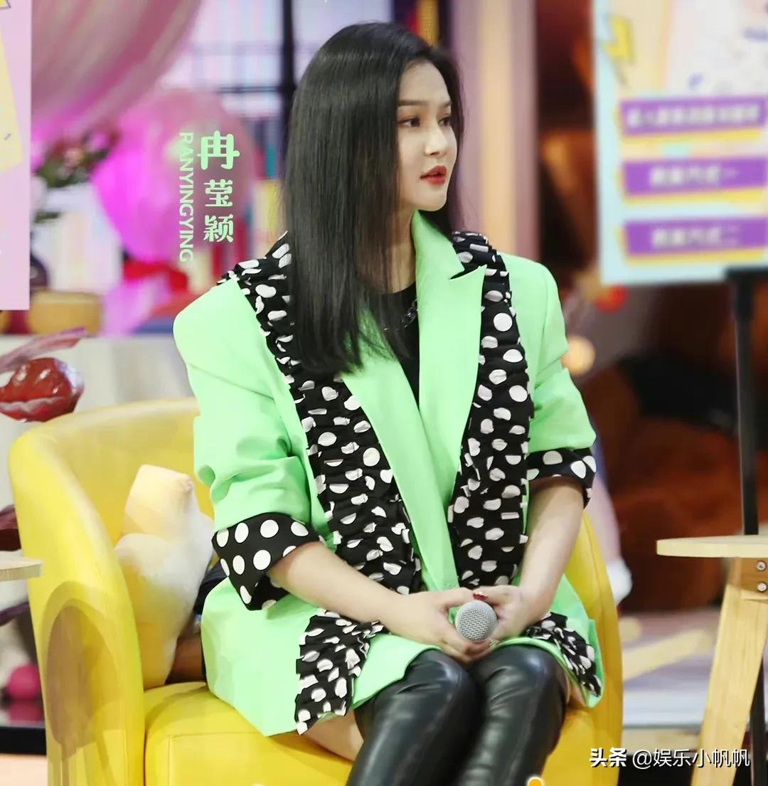 冉莹颖运动完的皮肤状态是真好！网友：图二没放大以为在树上劈叉