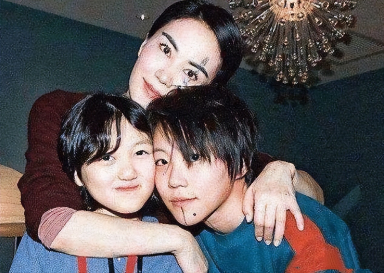 王菲大女儿近照曝光，25岁窦靖童晒怼脸自拍，造型随性超接地气