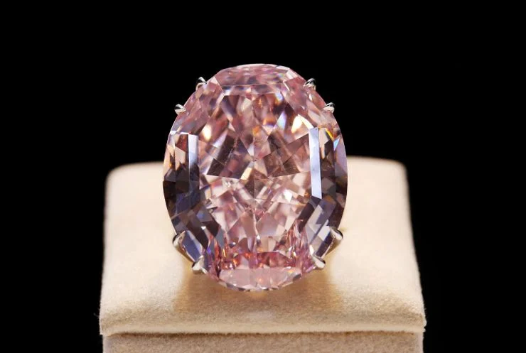 直到2013年11月,格拉夫一直保持着拍卖史上最昂贵的钻石戒指的记录