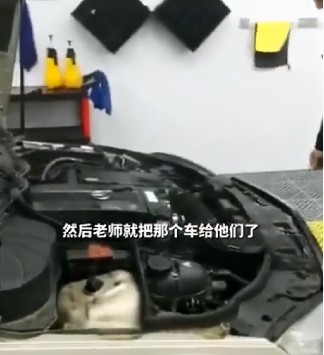 汽修班学生拆老师奔驰车“练手”，组装完剩一堆螺丝，这老师能处