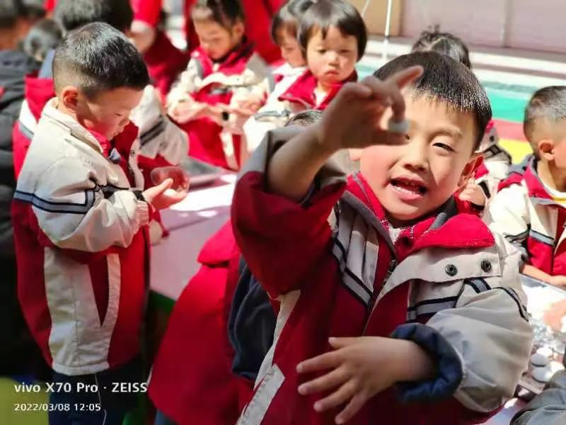 师幼携手做汤圆，送祝福——记麻塘山乡幼儿园三八妇女节活动