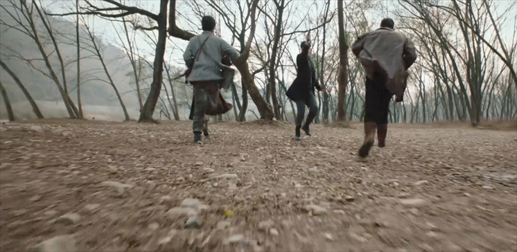 纹眉植发大红唇，手枪比肩迫击炮，想不到胡军还能接这种抗日神片