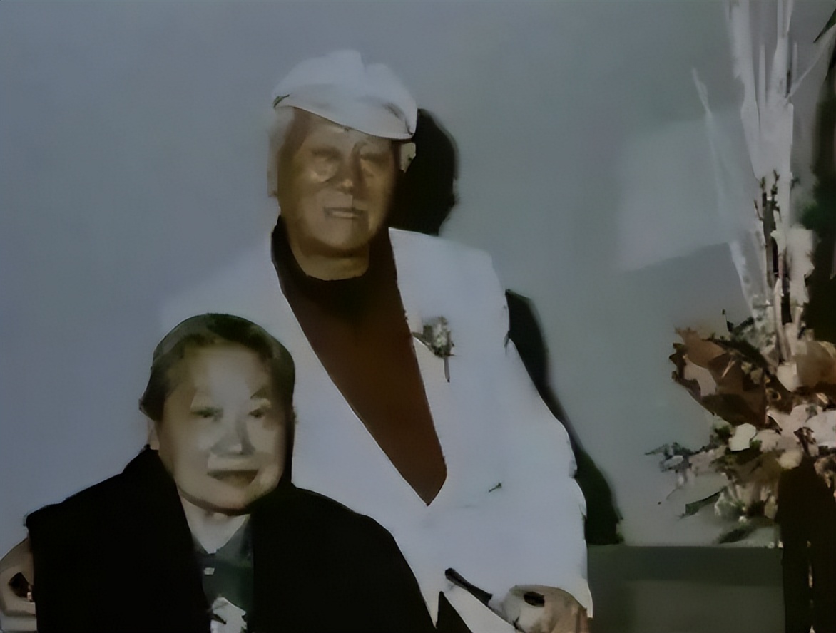 2007年成龙和亲哥安徽相认，对方一贫如洗，他有没有帮帮哥哥们