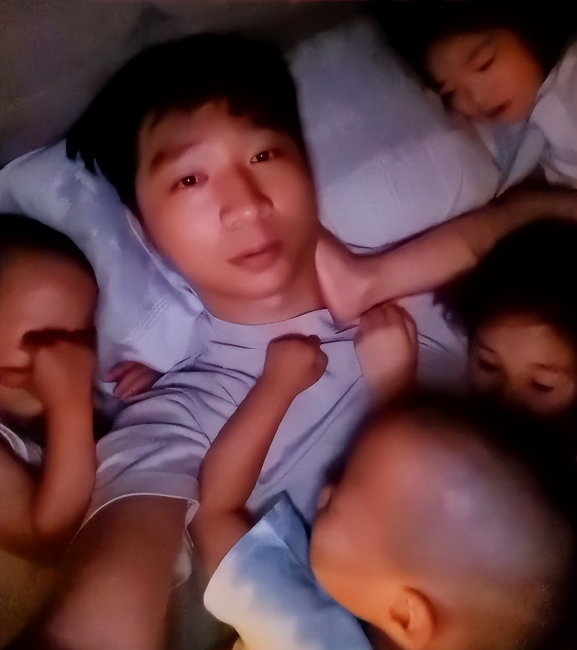 陈佩斯孙女在家学防身术！五官清秀颜值高，手劲太大爸爸当场尖叫