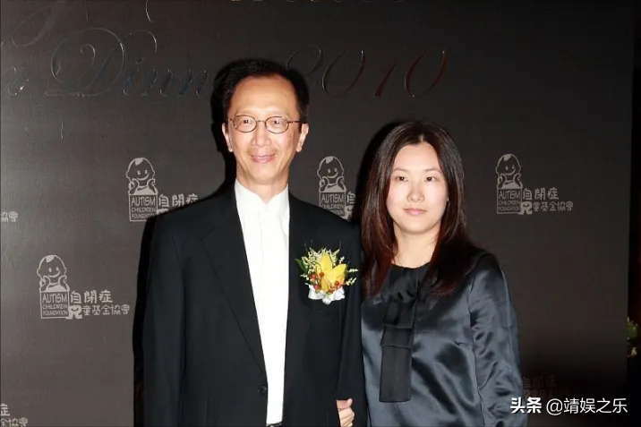 富太太伏明霞：为70岁老公生仨娃，43岁依然韵味十足