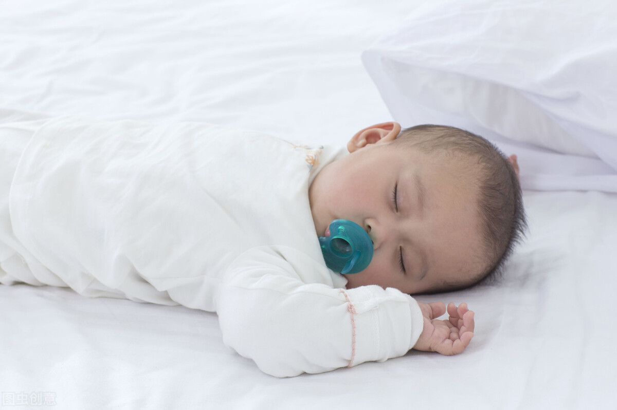放下后易醒、小睡短、入睡难，0-3个月婴儿睡眠特点与解决策略