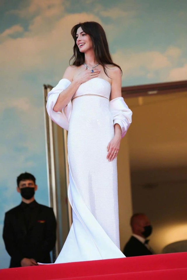 安妮海瑟薇打破白人易老传闻！新照穿裙子勒出小蛮腰，名媛范绝了