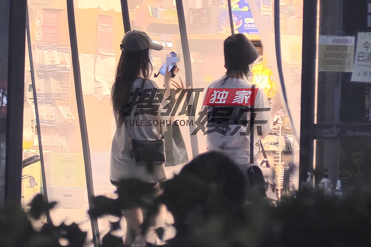 独家：赵粤王艺瑾下班素颜逛街 一起逛超市到天黑