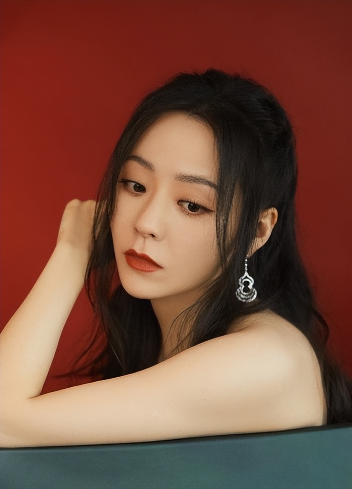 当了13年的赚钱工具，靠逼婚上位，张靓颖到底有多傻？