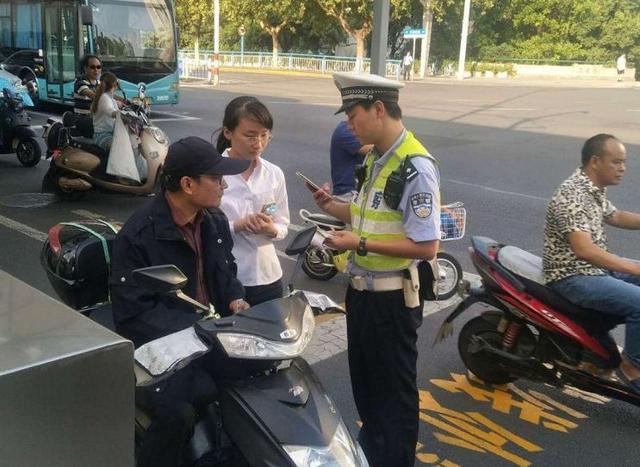 C1駕駛證不能駕駛4類車輛，包括摩托車，查到會被扣12分罰2000元