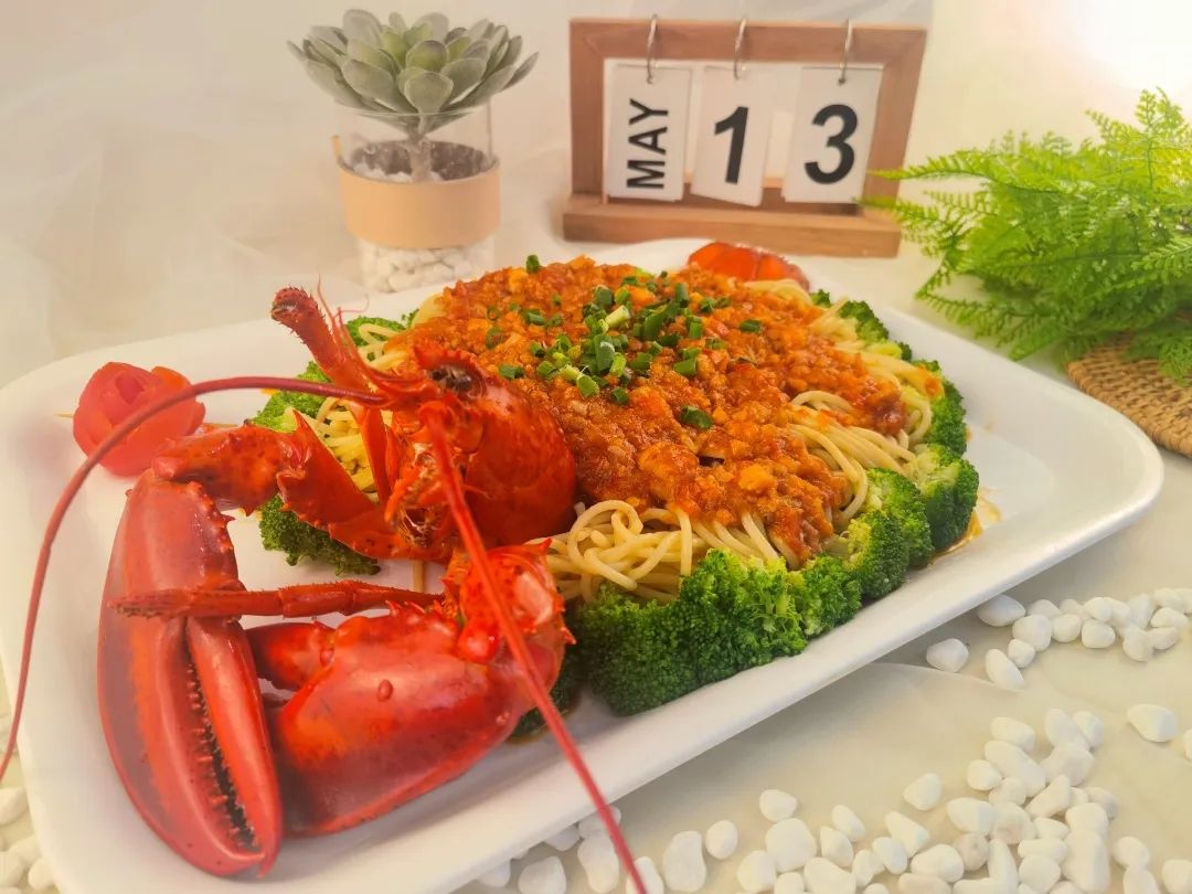 又是大龙虾、又是鲍鱼，被幼儿园的餐食馋哭了