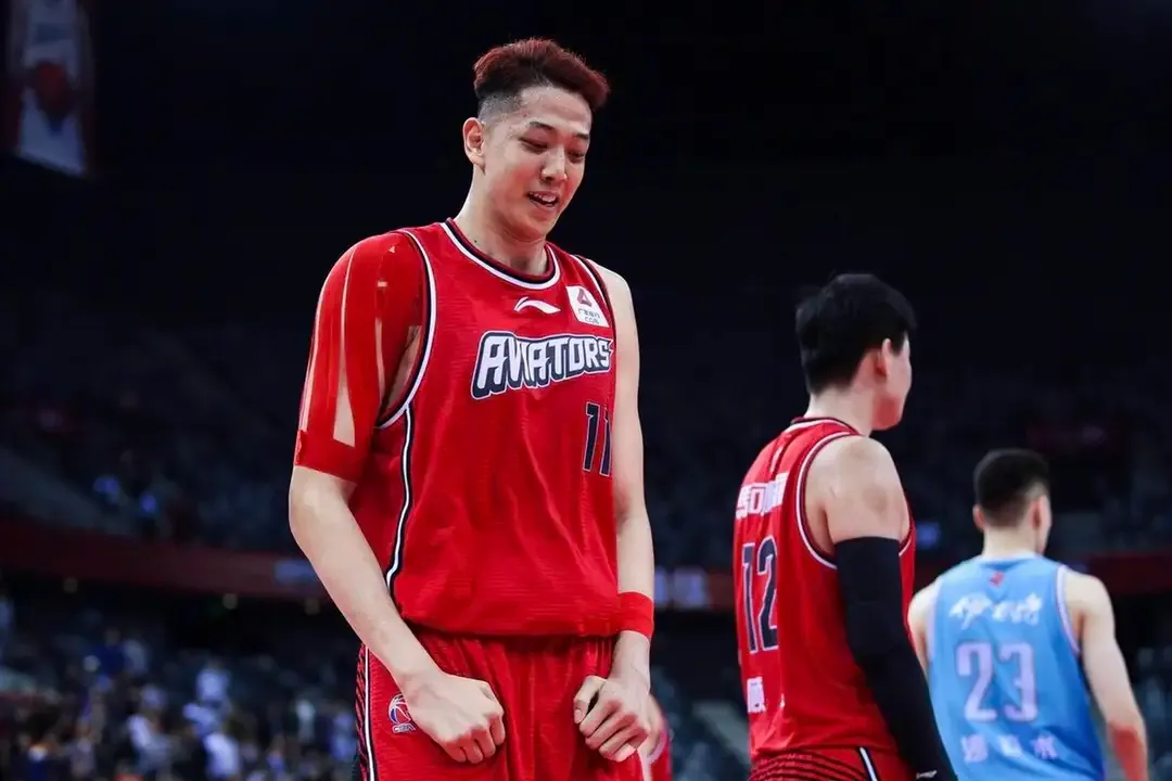 奥运会集训有哪些nba球员(男篮集训名单出炉：杜峰弃用心腹，周琦新搭档浮出水面)