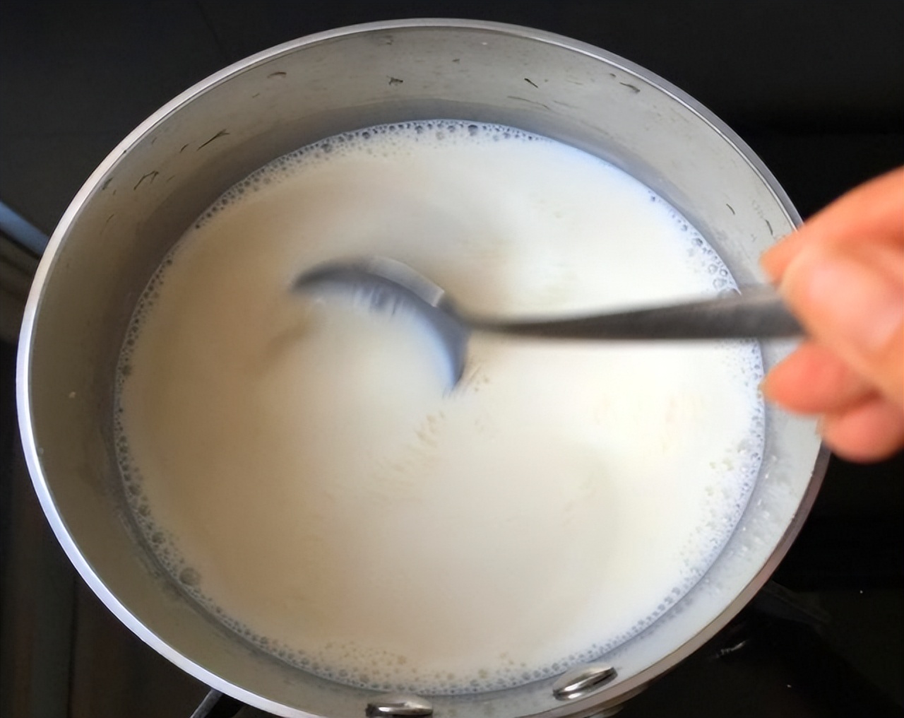 牛奶全是防腐剂，有毒还致癌？医生提醒：现在知道还不算晚