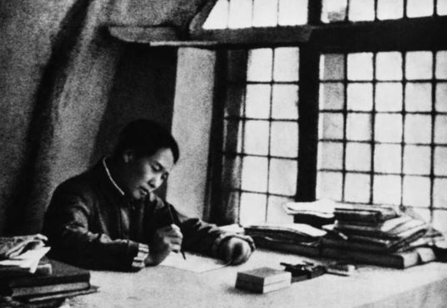 毛主席被胡宗南围困，距离不到500米，生死之际出奇兵，谁来了？