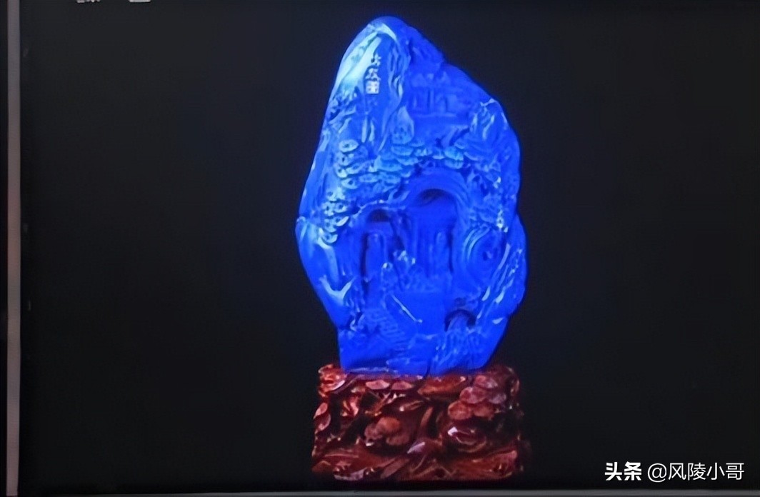 女子收藏一块蓝色石头，观众无一人认识，专家：起码值40万