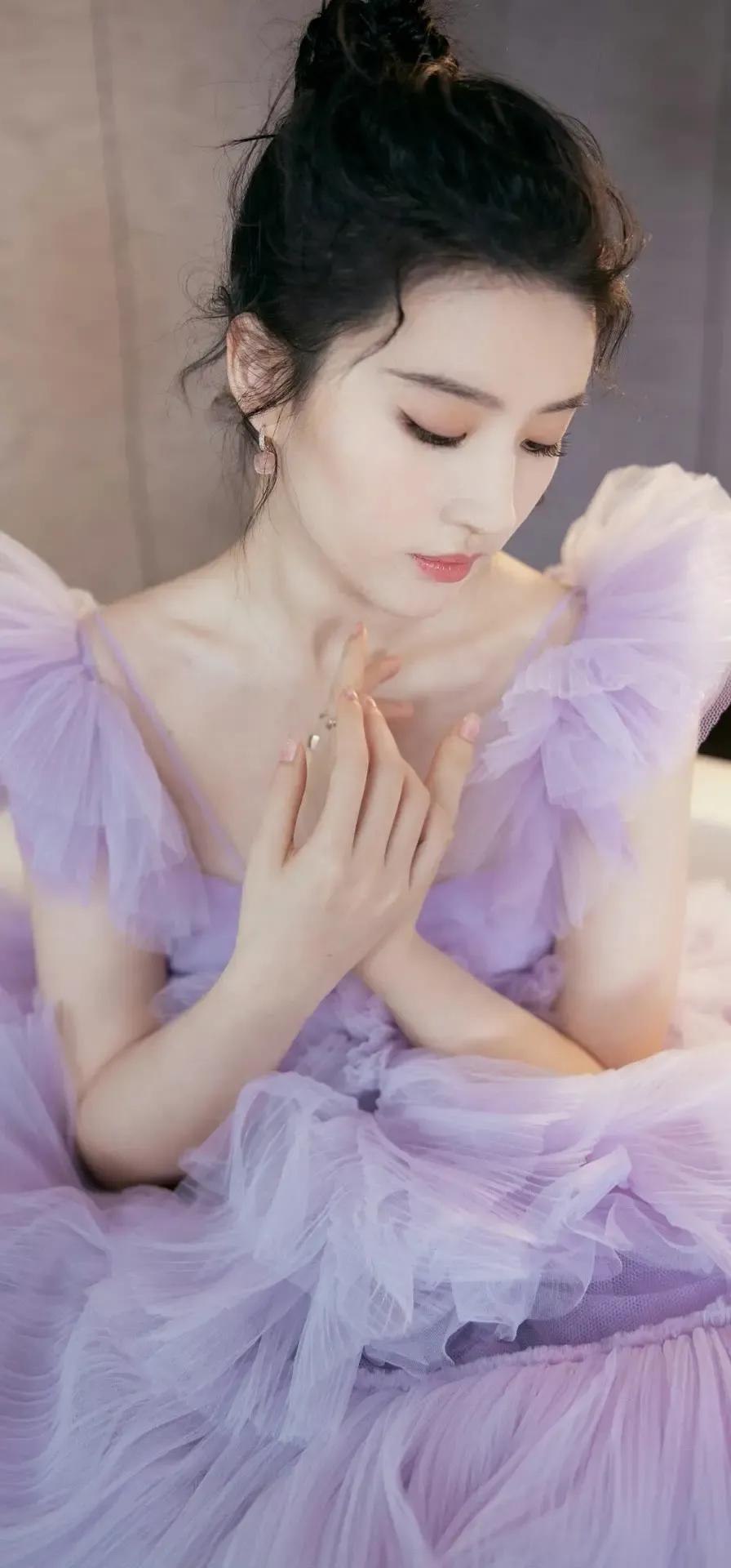 金晨少有的粉色西服套裙干练有型，杨幂彩虹针织毛衣温婉典雅