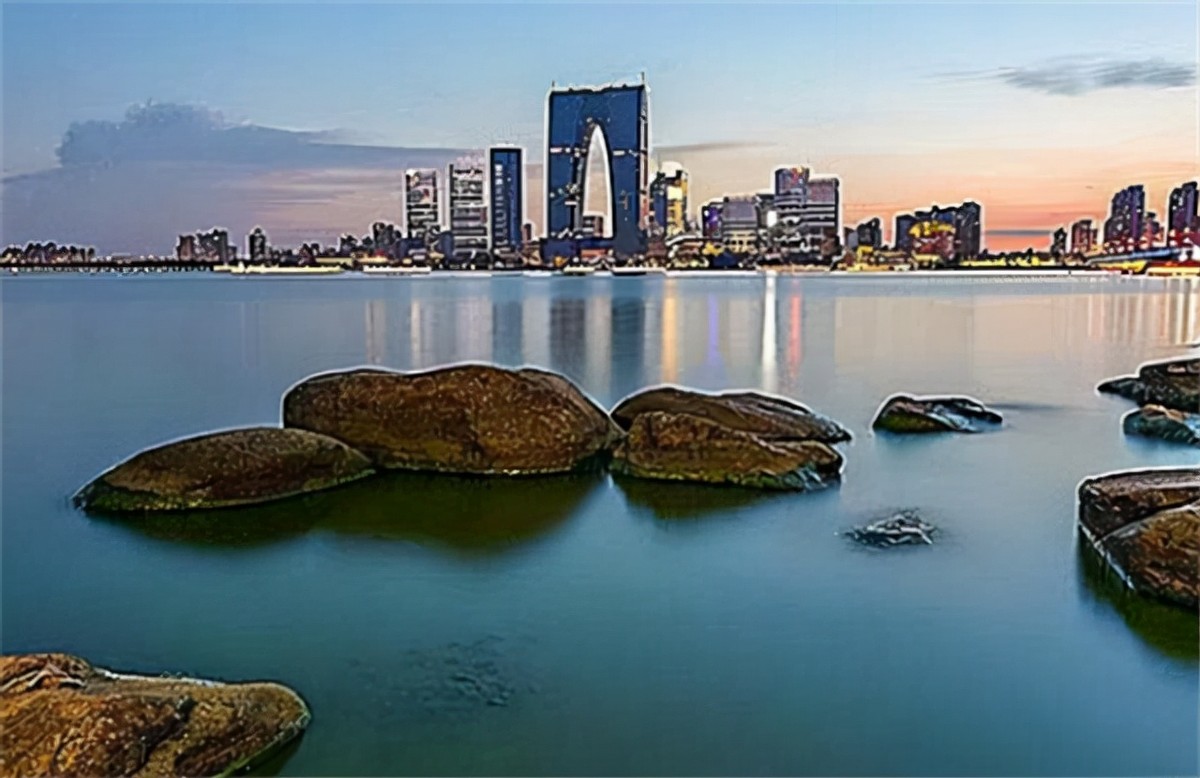 苏州一拆迁户，矮楼被别墅群包围，1000万也不拆，回家还得渡河