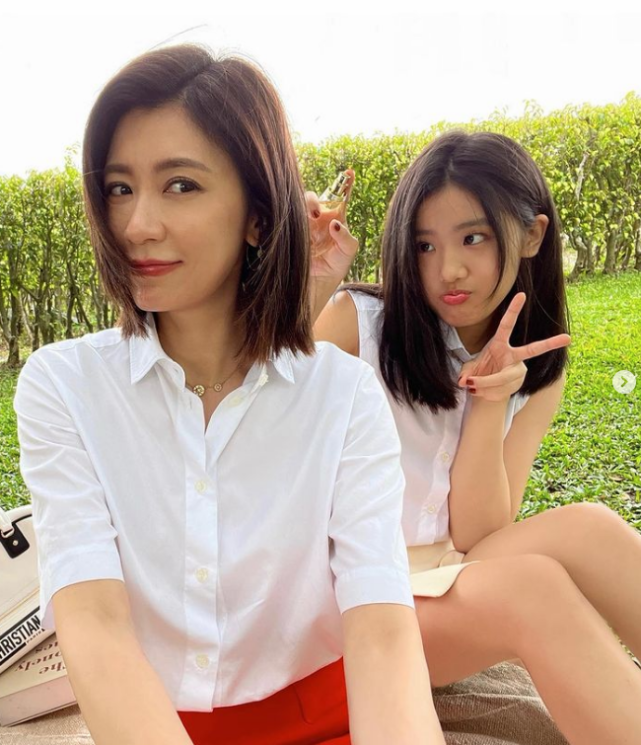 贾静雯晒与大女儿合照，16岁梧桐妹长成美少女，母女同框似姐妹花