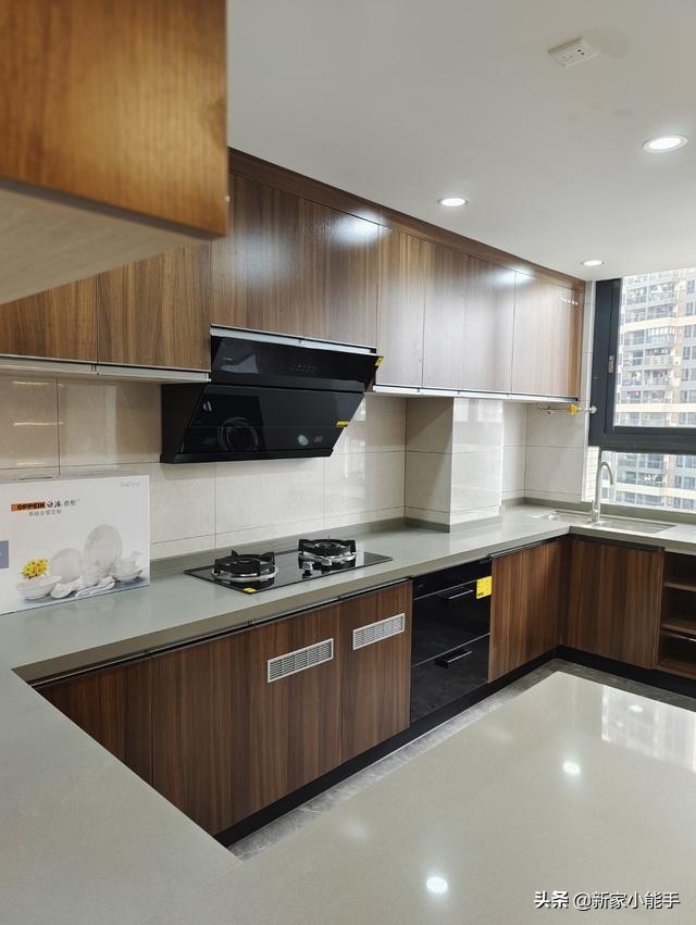 他家116平新中式风格，全屋文雅又大气，进屋就被入户玄关迷住